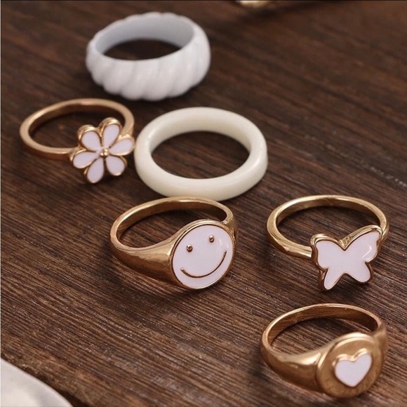 🌟 NEW Trendy Gold Ring Set 🌟 - Picture 2 of 2